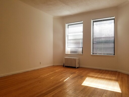 Building Photo - 1060 W Granville Ave