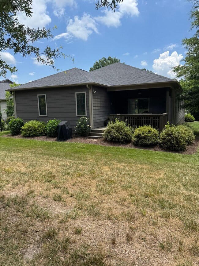 Building Photo - Charming 3 Bed 2.5 Bath Furnished Cottage ...