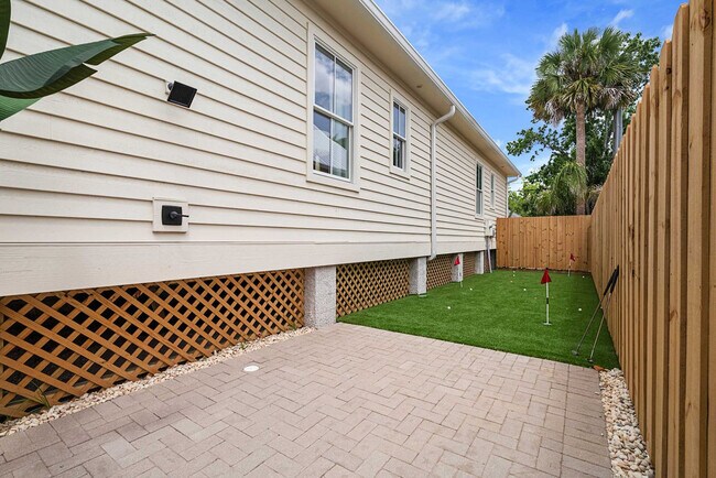 Building Photo - 30 W Castillo Dr