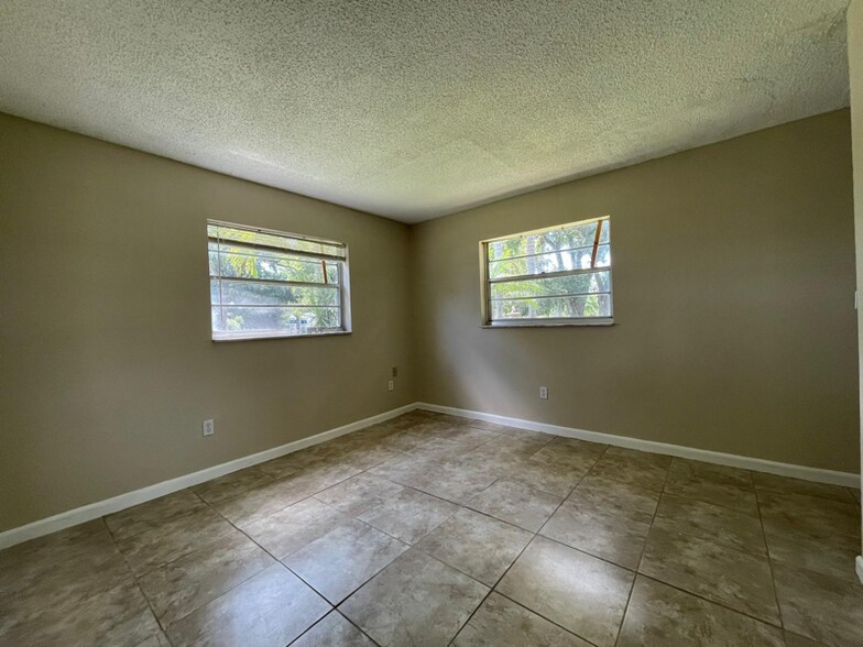 Building Photo - 4671 SW 66th Ave