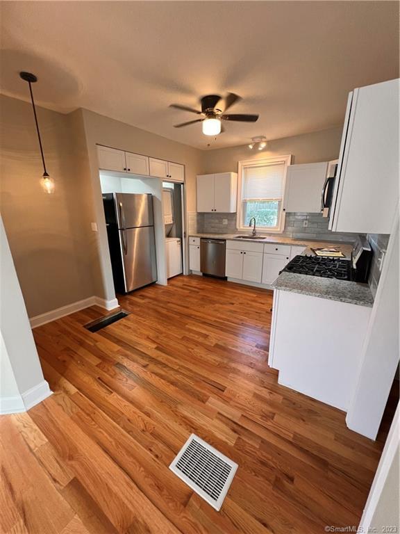 Renovated kitchen - 303 Quaker Ln S