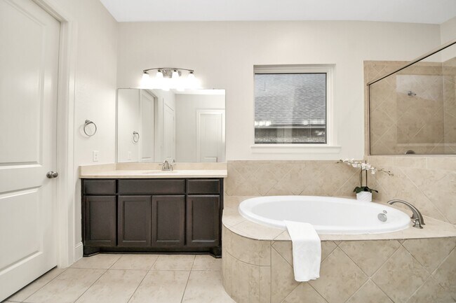 Building Photo - 9814 Carver Dr