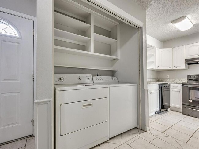 Building Photo - 1402 Bill Carrol Dr