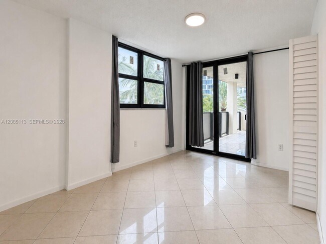 Building Photo - 1621 Collins Ave