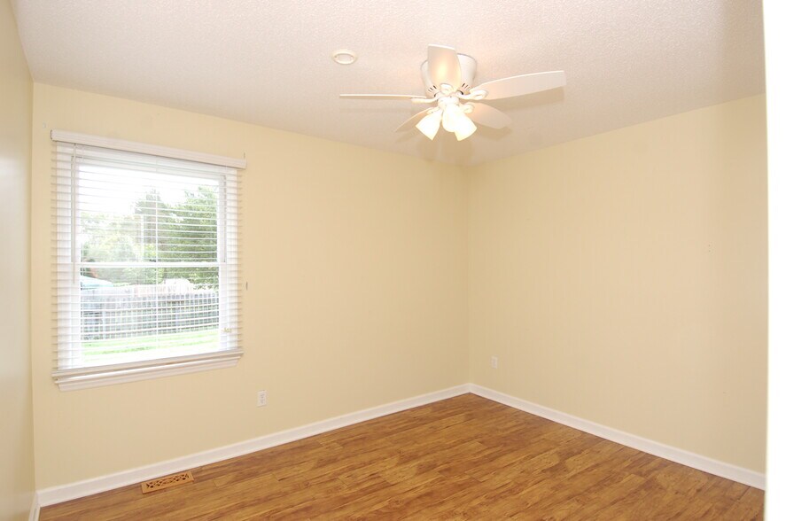 Building Photo - 705 S Hughes St