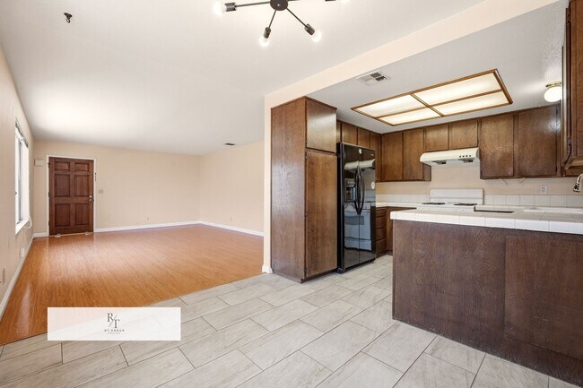 Building Photo - 5934 1/2 Alessandro Ave