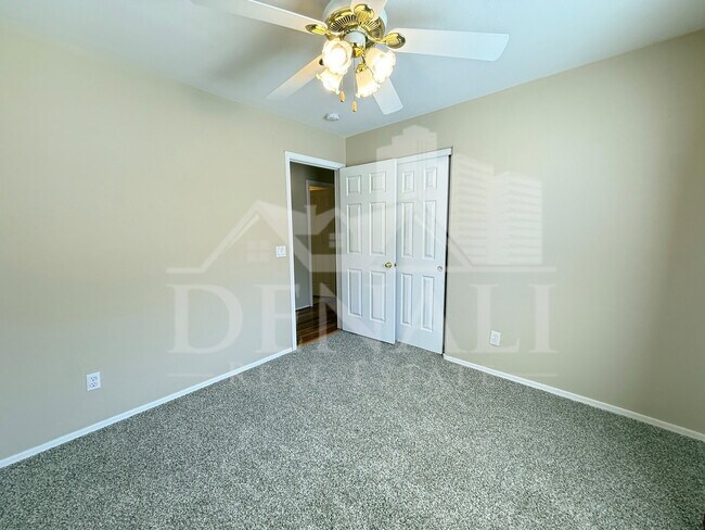 Building Photo - 923 E Monterey St