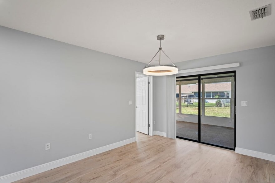 Building Photo - 8312 Roxboro Dr