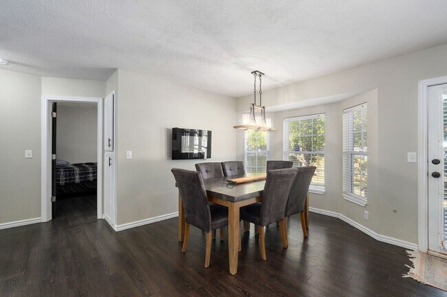 Building Photo - Pre-Leasing this Fully Furnished Brick Fro...