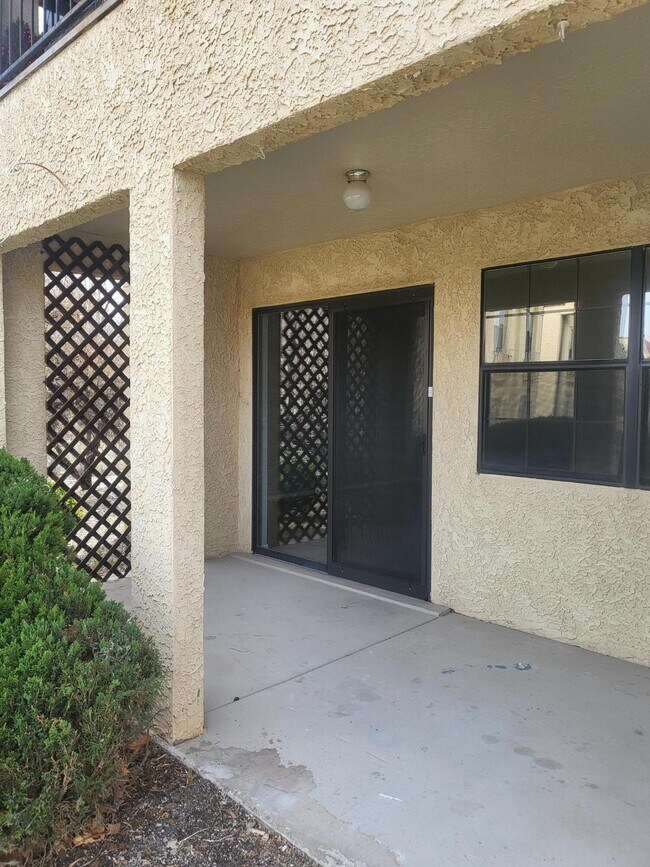 Building Photo - 837 Country Club Dr SE