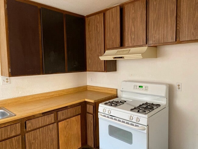 Building Photo - Single story 2 bedroom home.