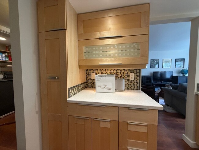 Building Photo - Fully Furnished 2 Bed 2 Bath Condo with Private Patio, 2 Gated Parking Spaces, Pool and Gym