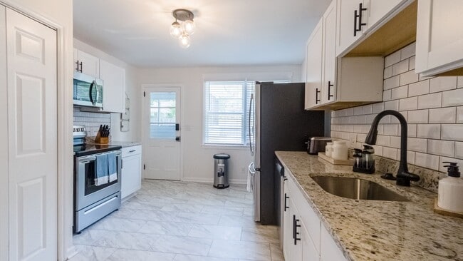 Building Photo - Solid brick duplex located in Forest Acres