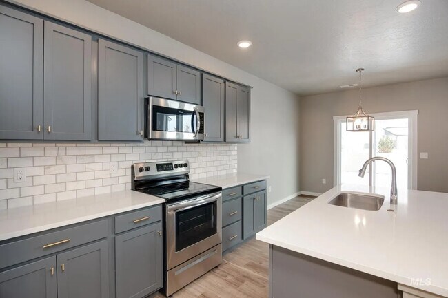 Building Photo - 336 S Calf Crk Ave