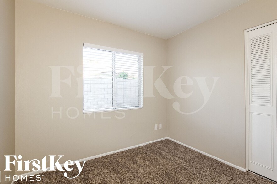 Building Photo - 1327 W Kerry Ln