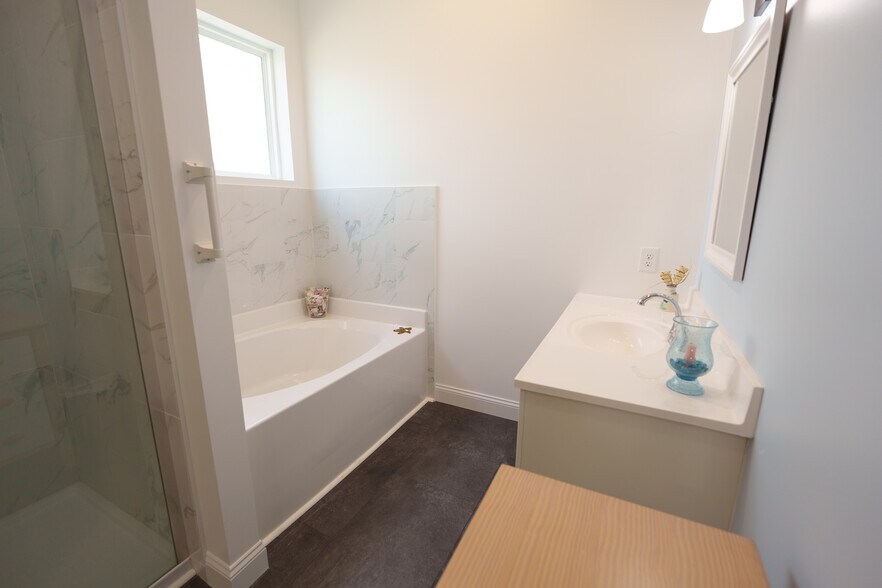 Building Photo - 60 Madison Dr