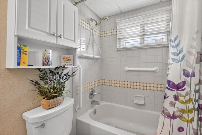 Building Photo - 202 Bedford St