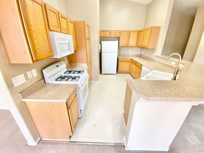 Building Photo - OVELY  2 BED ROOM 2 BATHROOM TOWNHOES LOCATED IN A GATED COMMUNITY IN HENDERSON