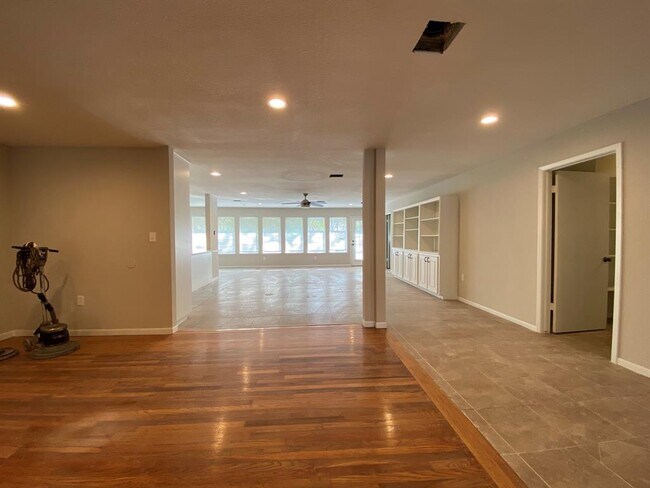 Building Photo - 3909 Ascot Ln