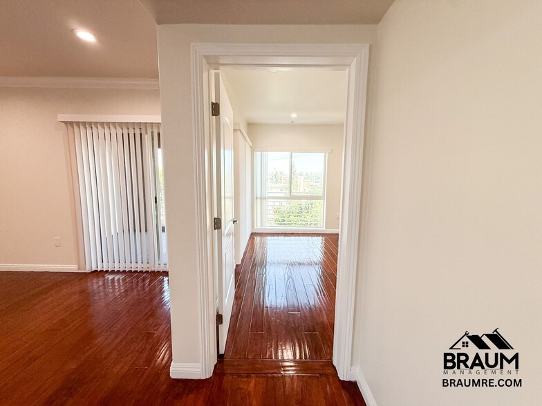 Building Photo - 332 S Virgil Ave