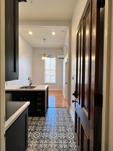 Building Photo - 904 Scott St