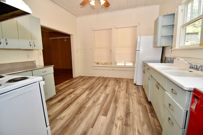Building Photo - Three Bedroom Close to Tech!
