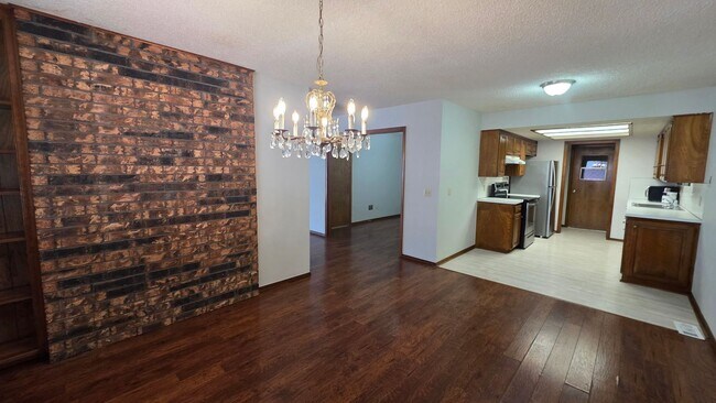 Building Photo - Wonderful 2 Bedroom Duplex In Bethany Ok.  $1250 Per Month!