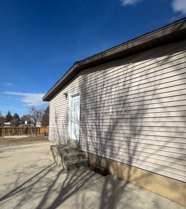 Building Photo - 1040 W 400 N