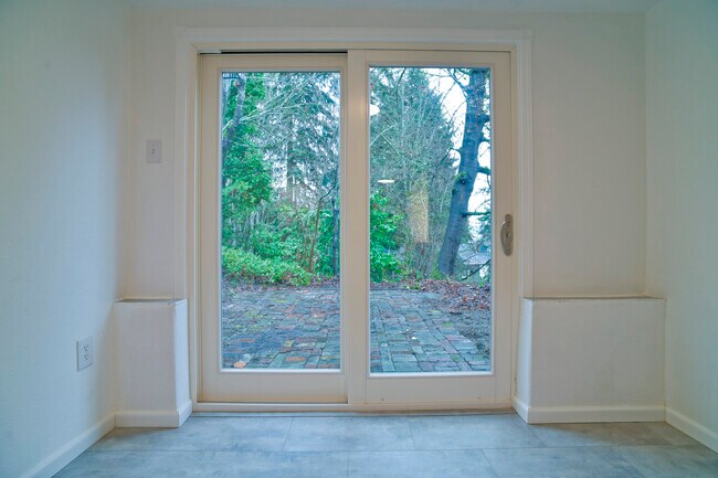 Building Photo - 809 S Summit Ave