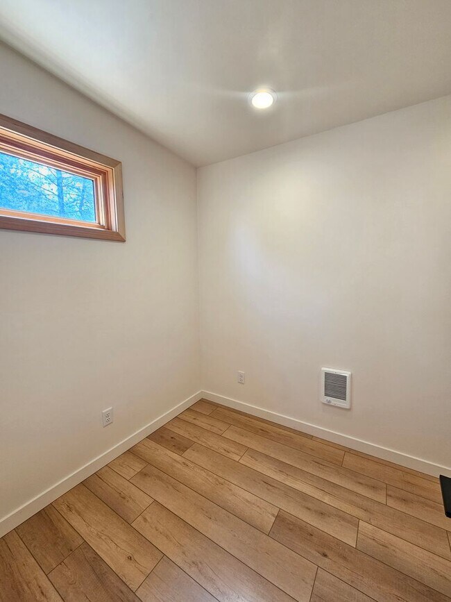 Building Photo - 825 S Montavilla Dr