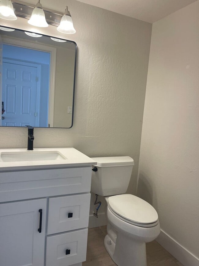 Building Photo - Beautiful Updated 3 Bedroom, 2 1/2 Bath Condo