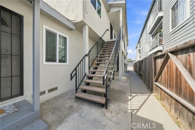 Building Photo - 1613 E 6th St