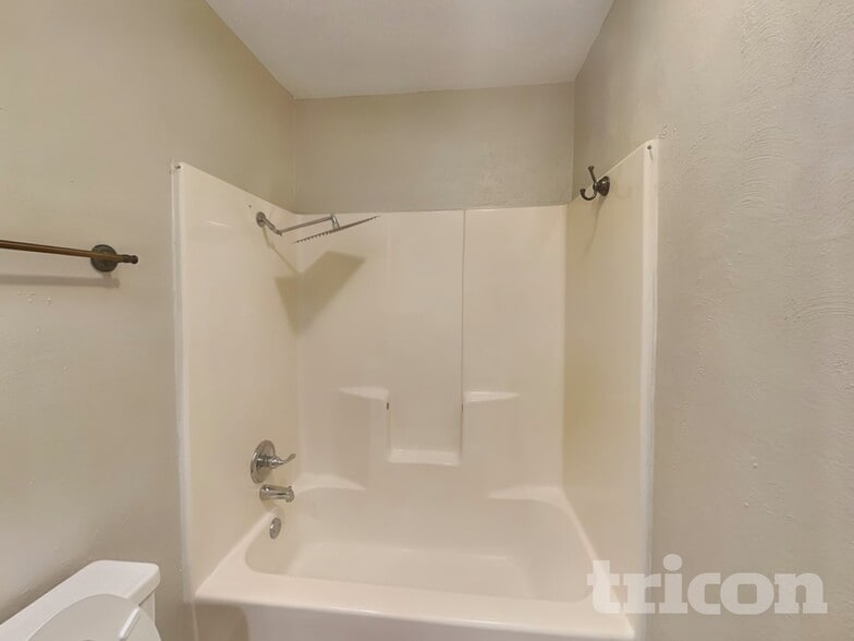 Building Photo - 509 Live Oak Dr