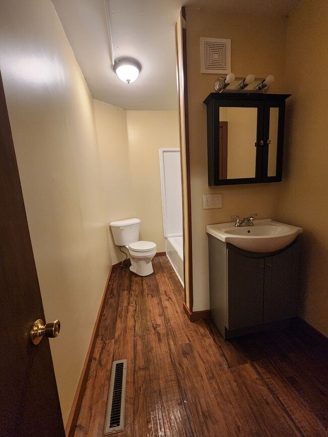 Building Photo - 4 bedroom 1 bath on corner lot