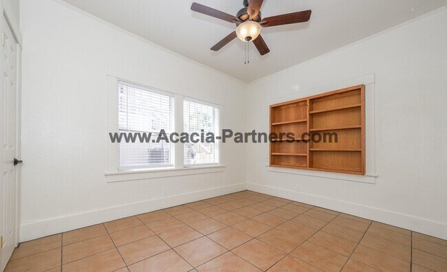 Building Photo - Historic Four Bedroom HOme