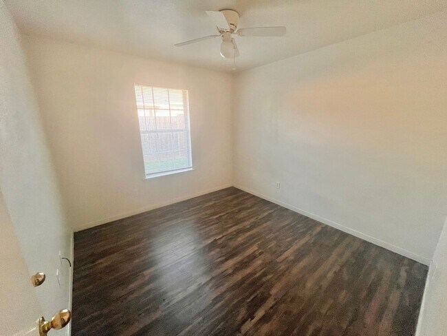 Building Photo - NEW IN MANAGEMENT- AVAILABLE NOW! ACCEPTING SECTION 8