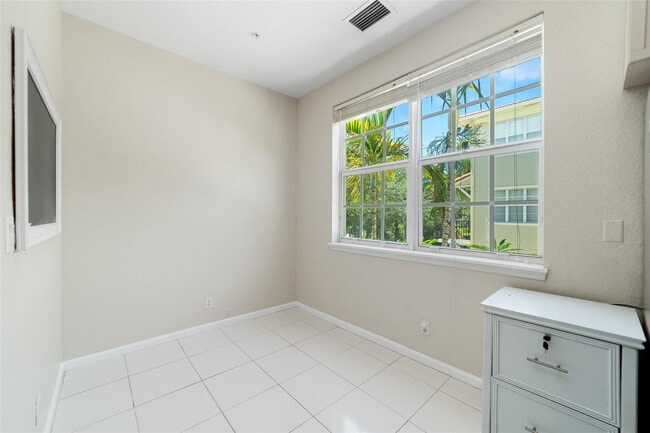 Building Photo - 463 School House Rd