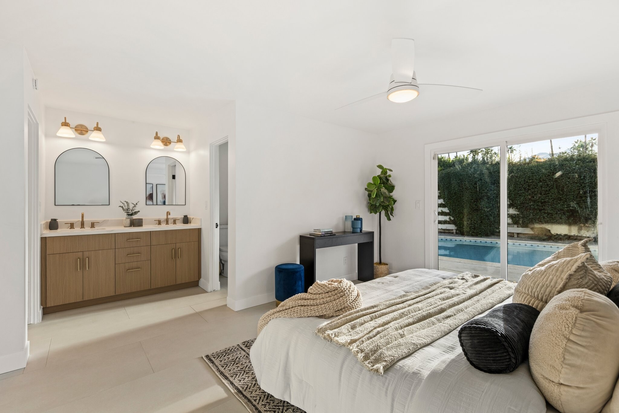 Building Photo - 1111 S San Joaquin Dr