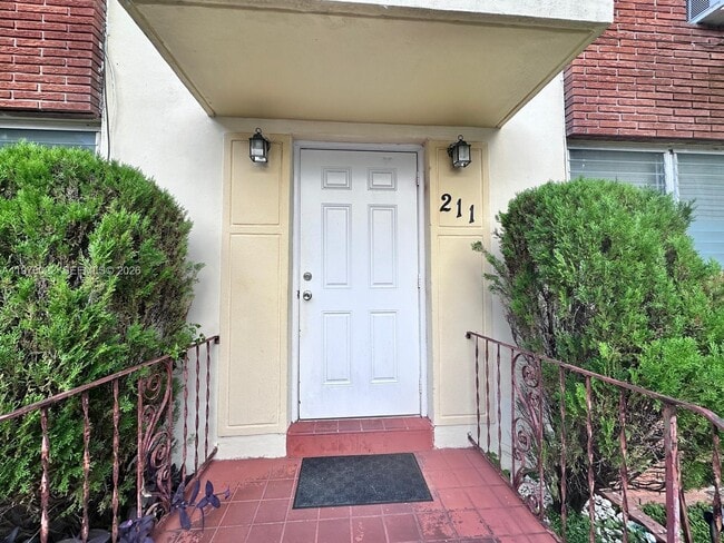 Building Photo - 215 Zamora Ave