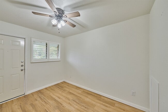 Building Photo - 31 Harbour Row Dr