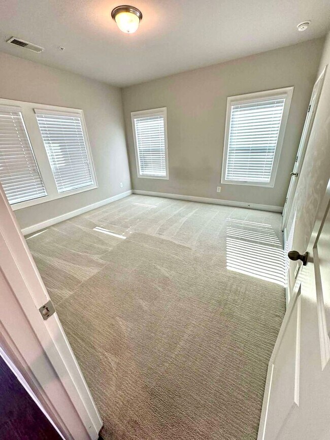 Building Photo - 4 bedroom, 3.5 bath townhouse in a swim community located in Woodstock, GA. Within walking distan...