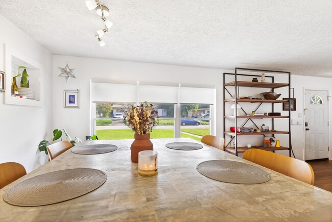 Building Photo - 230 Brettonwood Dr