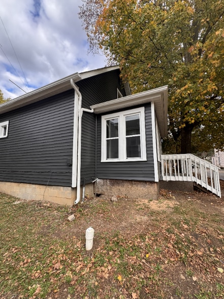 Building Photo - 220 W Brown Ave