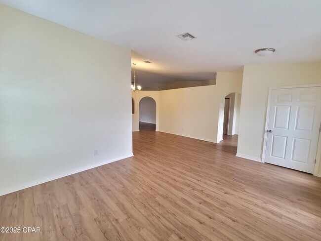 Building Photo - 3225 Azalea Cir