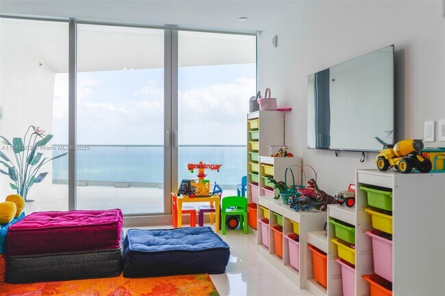 Building Photo - 16901 Collins Ave