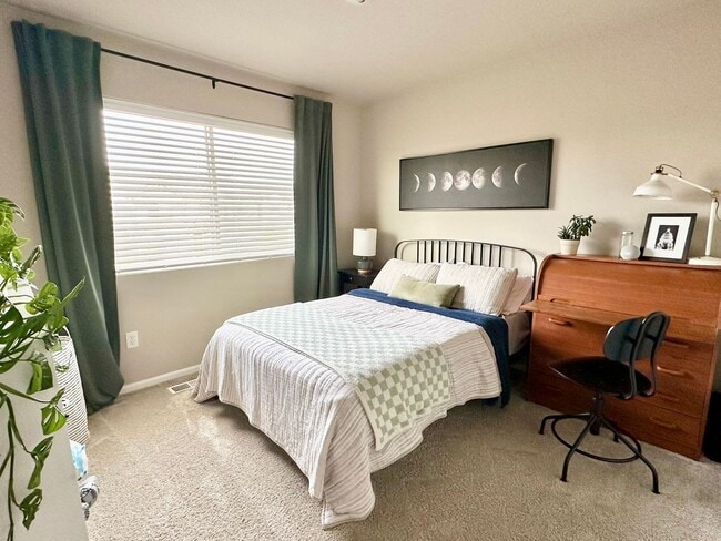 Building Photo - Stunning Stewart Crossing Home!