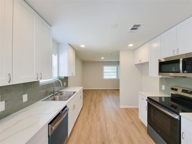 Building Photo - 25911 Maplewood Dr