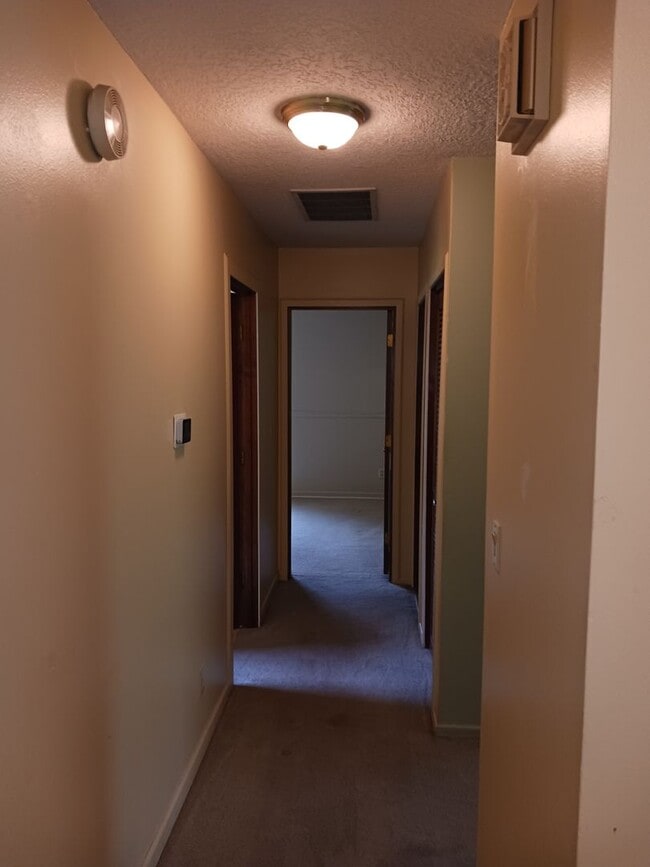 Building Photo - 708 Highland Dr