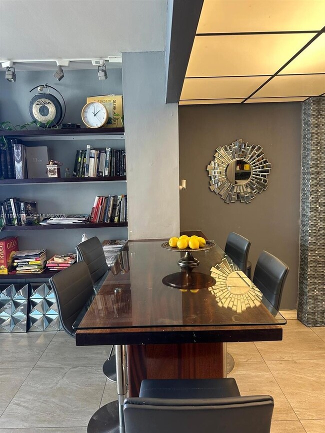 Building Photo - 600 NE 36th St