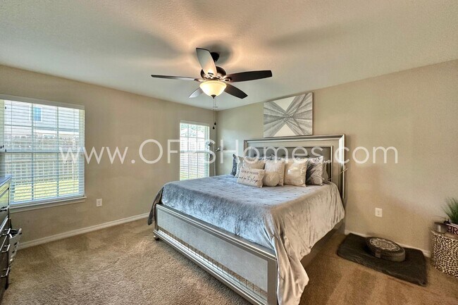 Building Photo - 454 Eisenhower Dr